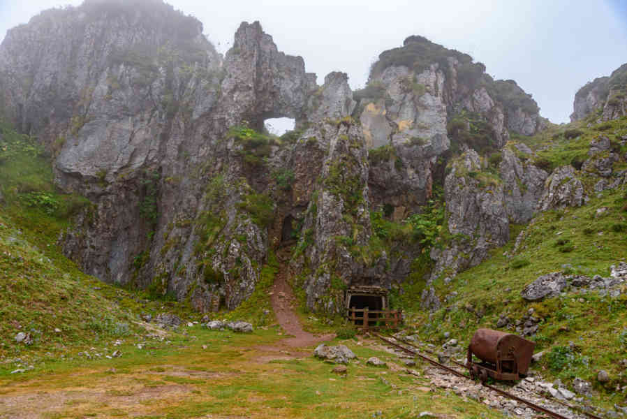 Principado de Asturias 057 - parque nacional de los Picos de Europa - minas de Buferrera.jpg